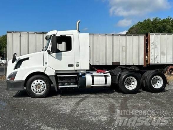 Volvo VNL64T300 Truck Tractor Units