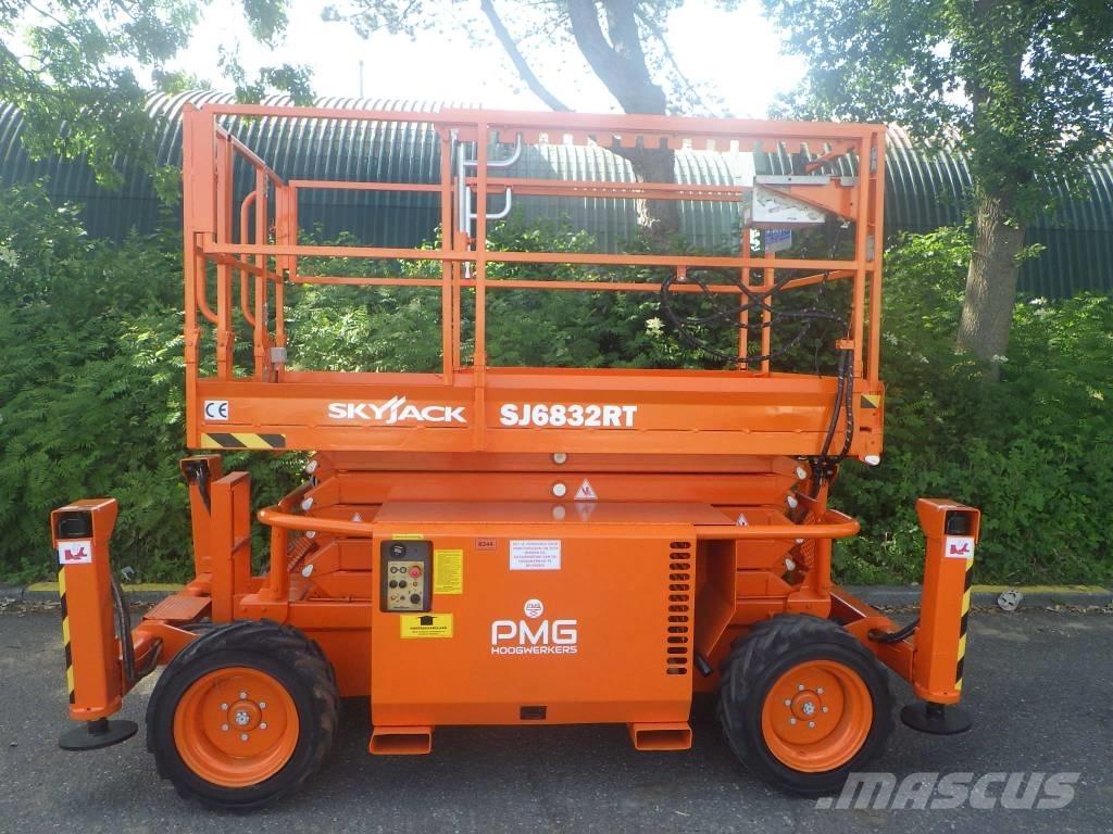 SkyJack SJ6832RT Scissor lifts