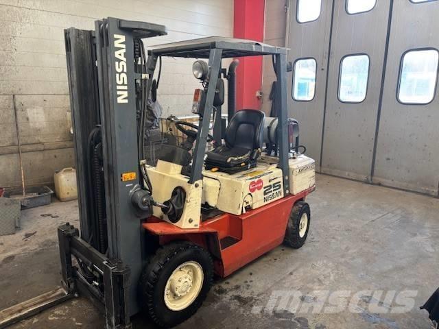 Nissan UJ02 A 25 U LPG trucks