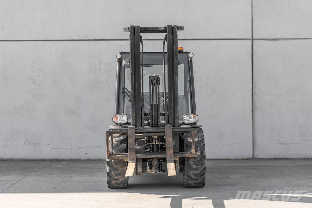 Manitou MC 25-4 Diesel trucks
