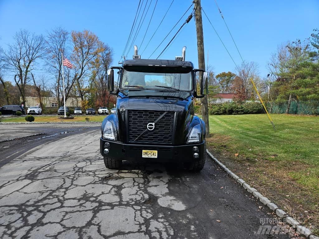 Volvo VNX 64 T300 Flatbed/Dropside trucks