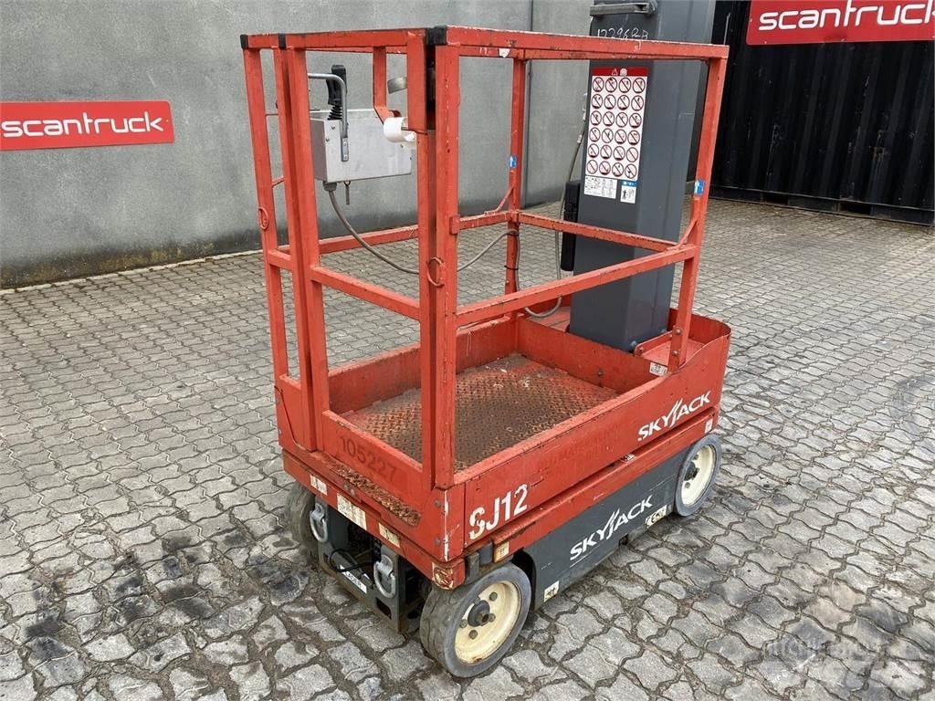 SkyJack SJ12 Vertical mast lifts