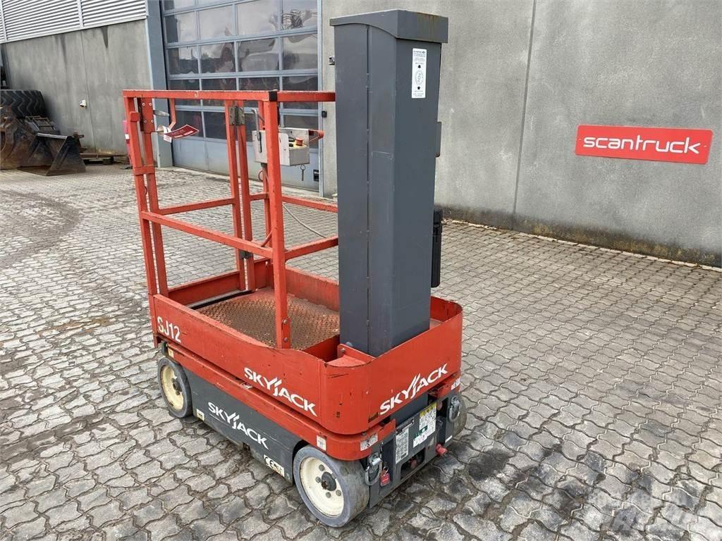 SkyJack SJ12 Vertical mast lifts