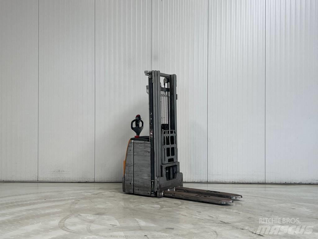 Still EXV16 Pedestrian stacker