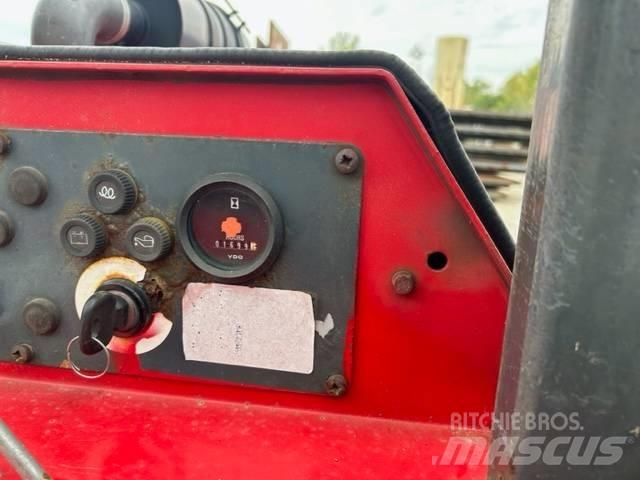 Moffett M5500 Rough terrain truck