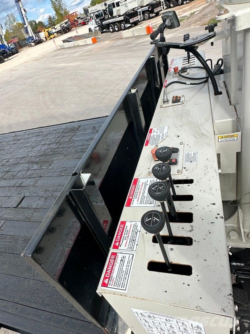 National NBT30H-2 Crane trucks