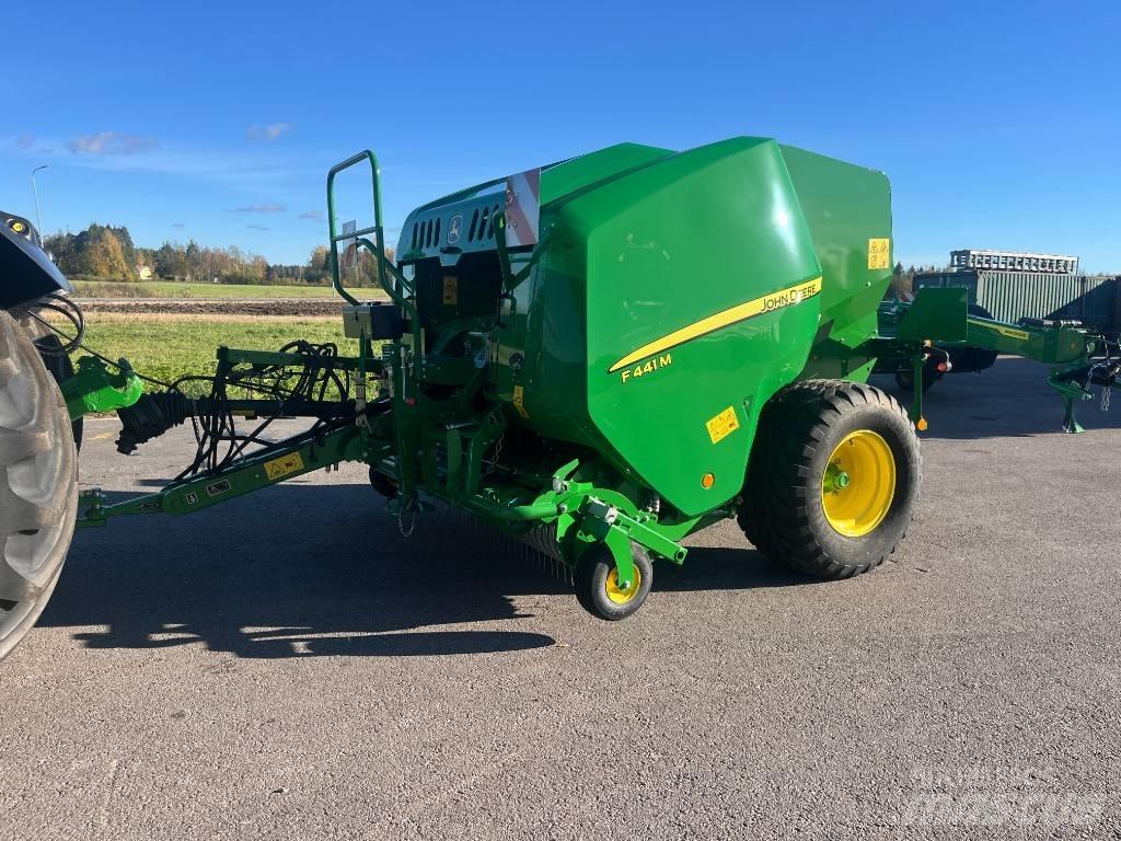 John Deere F441M Round balers