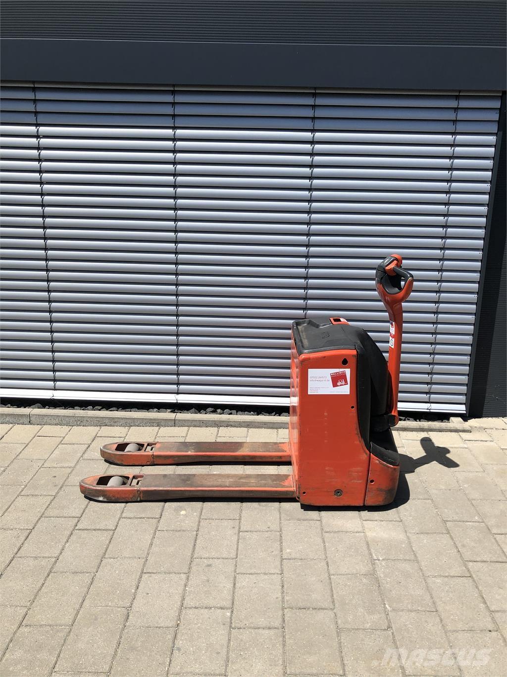 Linde T16 Pedestrian stacker