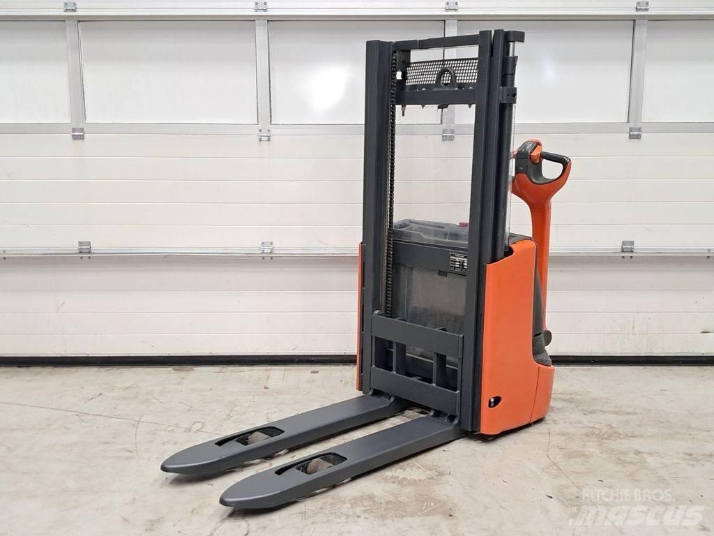 Linde L10B Pedestrian stacker