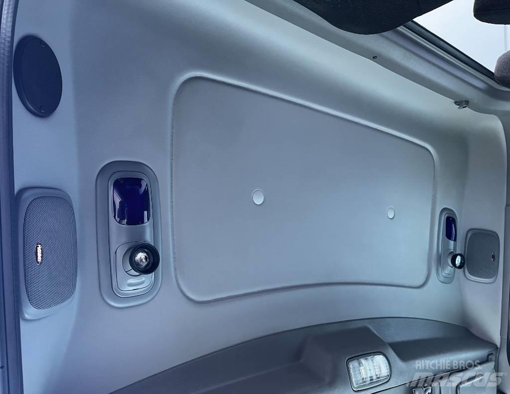 Peterbilt 389 Truck Tractor Units