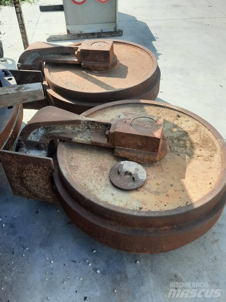 Hitachi EX 700 Tracks, chains and undercarriage