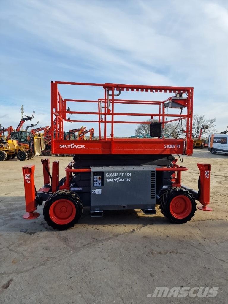 SkyJack SJ 6832 RT Scissor lifts