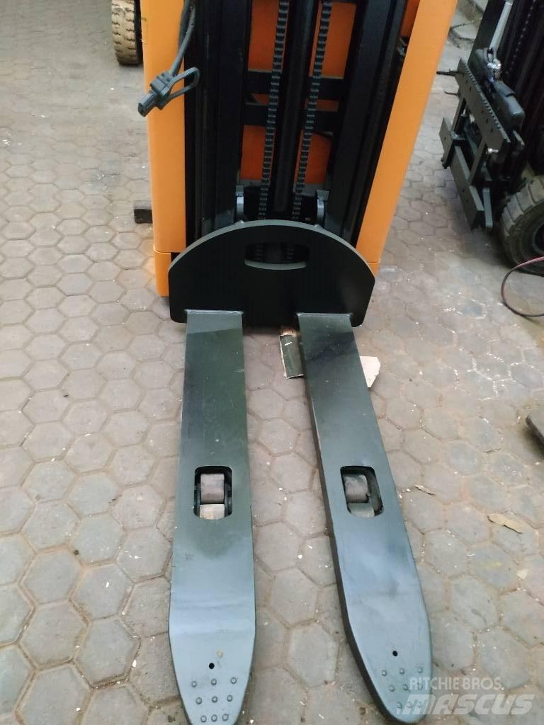 Still Aufsitzstapler Electric forklift trucks