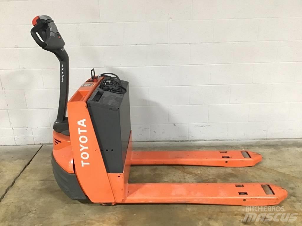 Toyota 7HBW23 Hand pallet truck