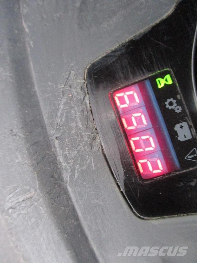 BT LPE200 Low lifter with platform