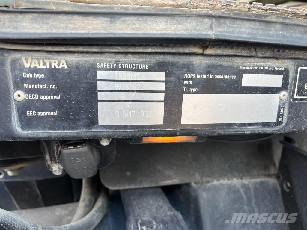 Valtra N 141 Tractors
