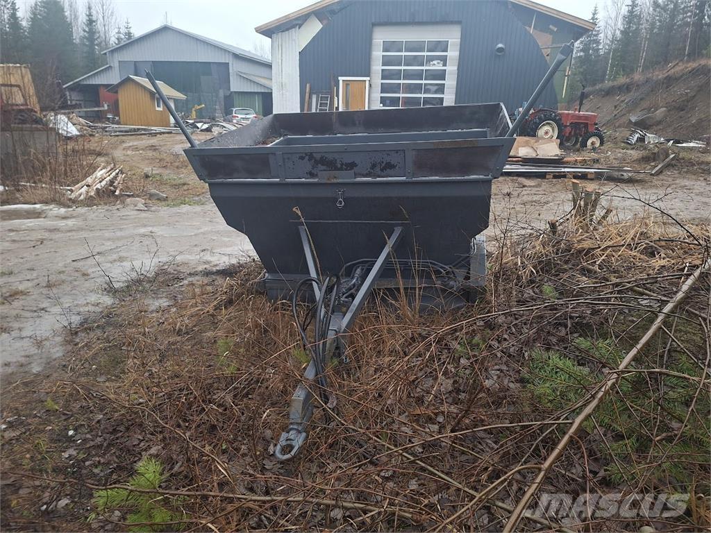  Hiekotinvaunu Sand and salt spreaders