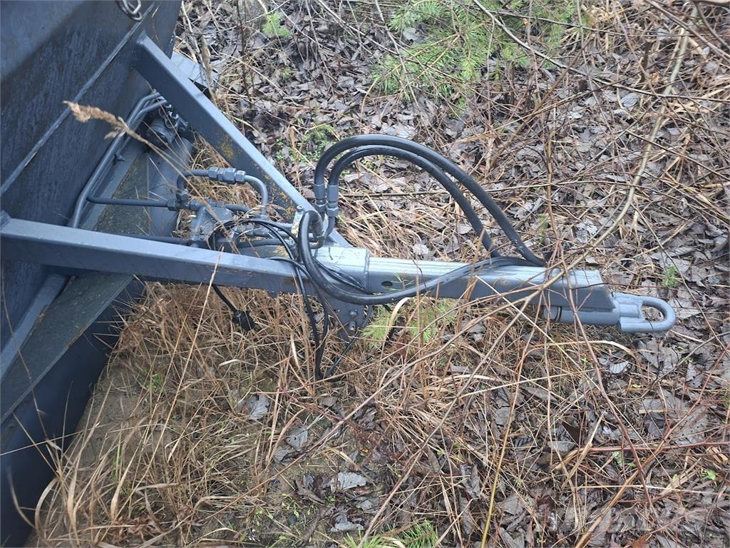  Hiekotinvaunu Sand and salt spreaders