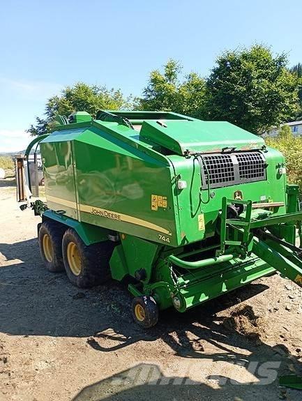 John Deere 744 Round balers