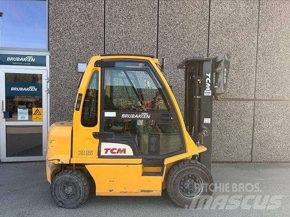 TCM FD25 Diesel trucks