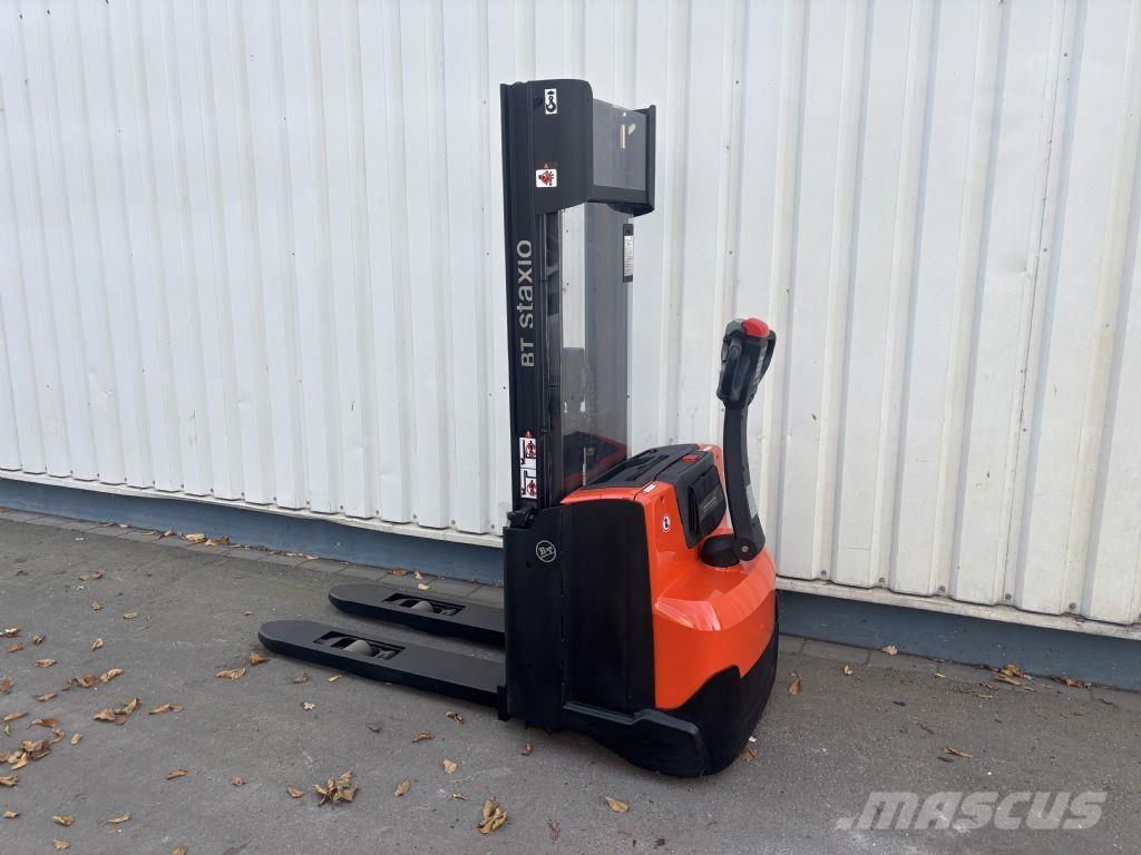 BT SWE120L Pedestrian stacker