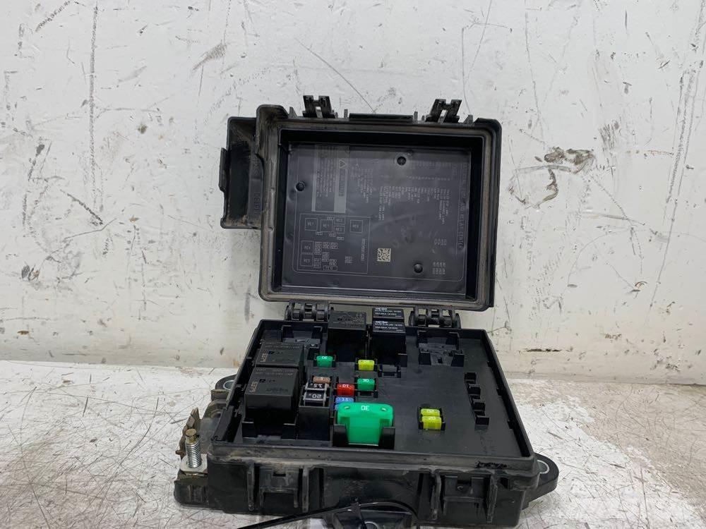 Volvo VNL Electronics