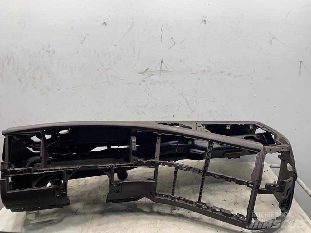 Volvo VNL Other components