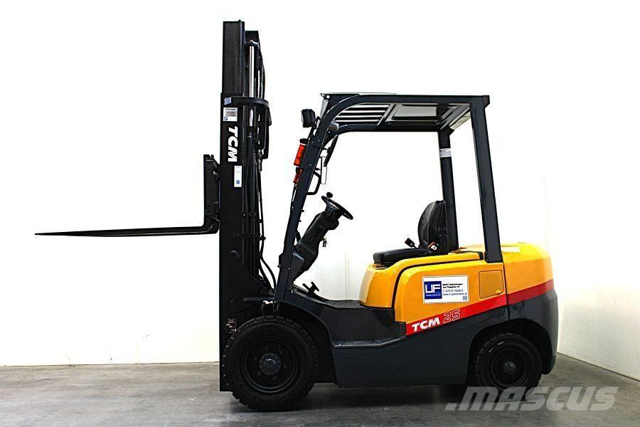 TCM FD 25 T 3 Diesel trucks