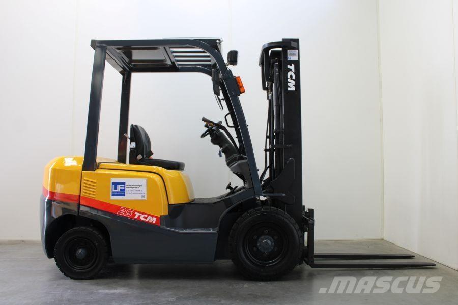 TCM FD 25 T 3 Diesel trucks