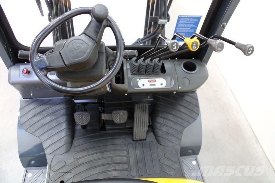 TCM FD 25 T 3 Diesel trucks