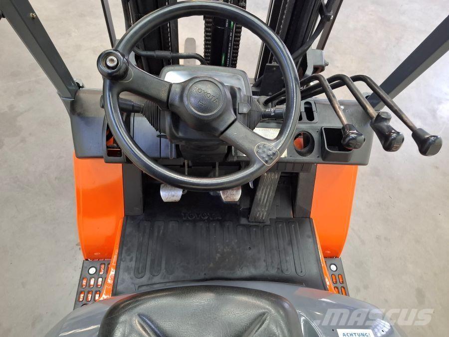 Toyota 62-7FDF25 Diesel trucks