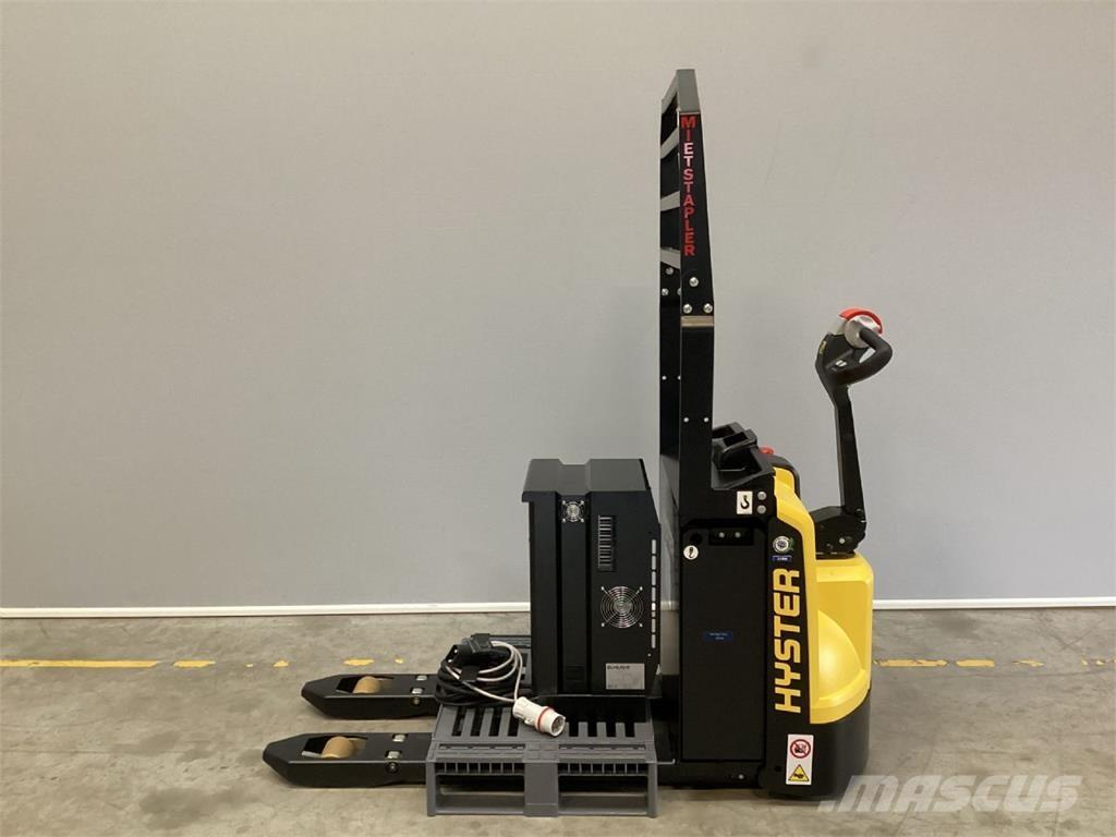 Hyster P2.0 Pedestrian stacker
