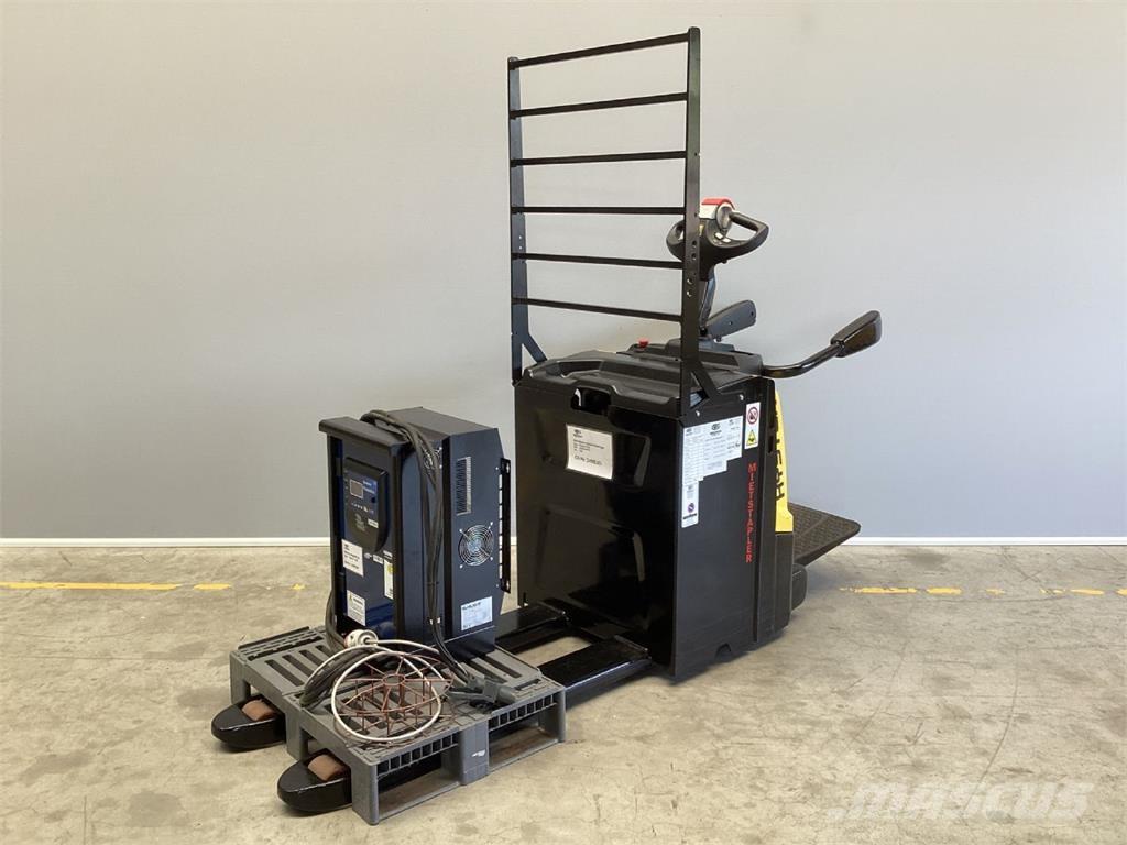 Hyster P2.0S Pedestrian stacker