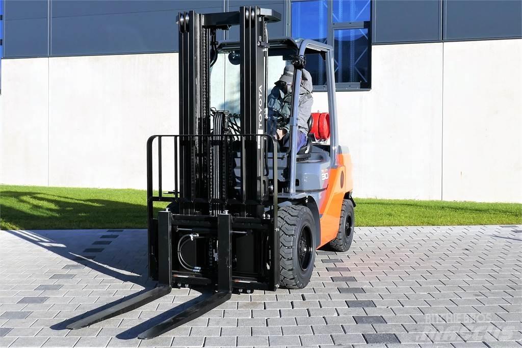 Toyota 02-8FGF30 LPG trucks