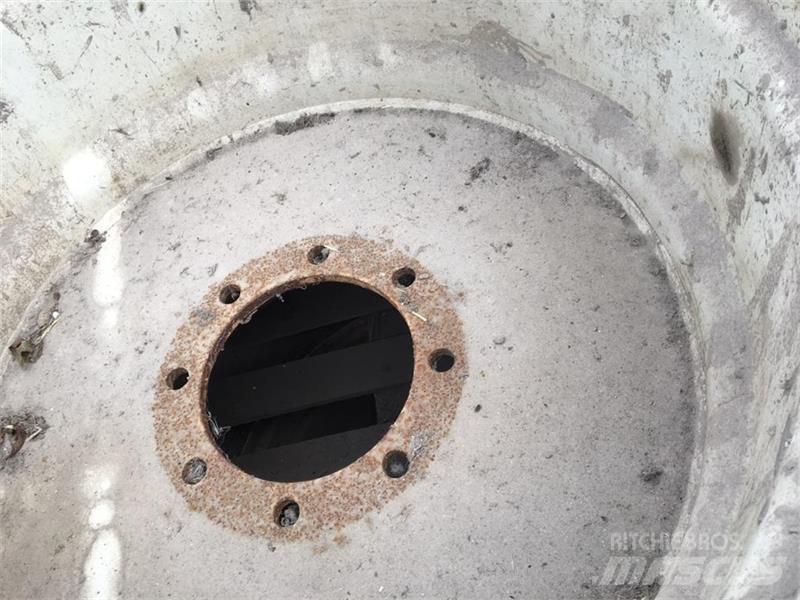  - - -  30.5  x  32 Tyres, wheels and rims