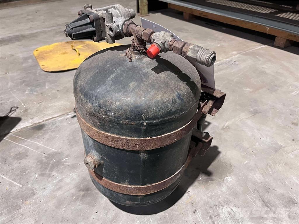 Volvo L120F lufttank Other components