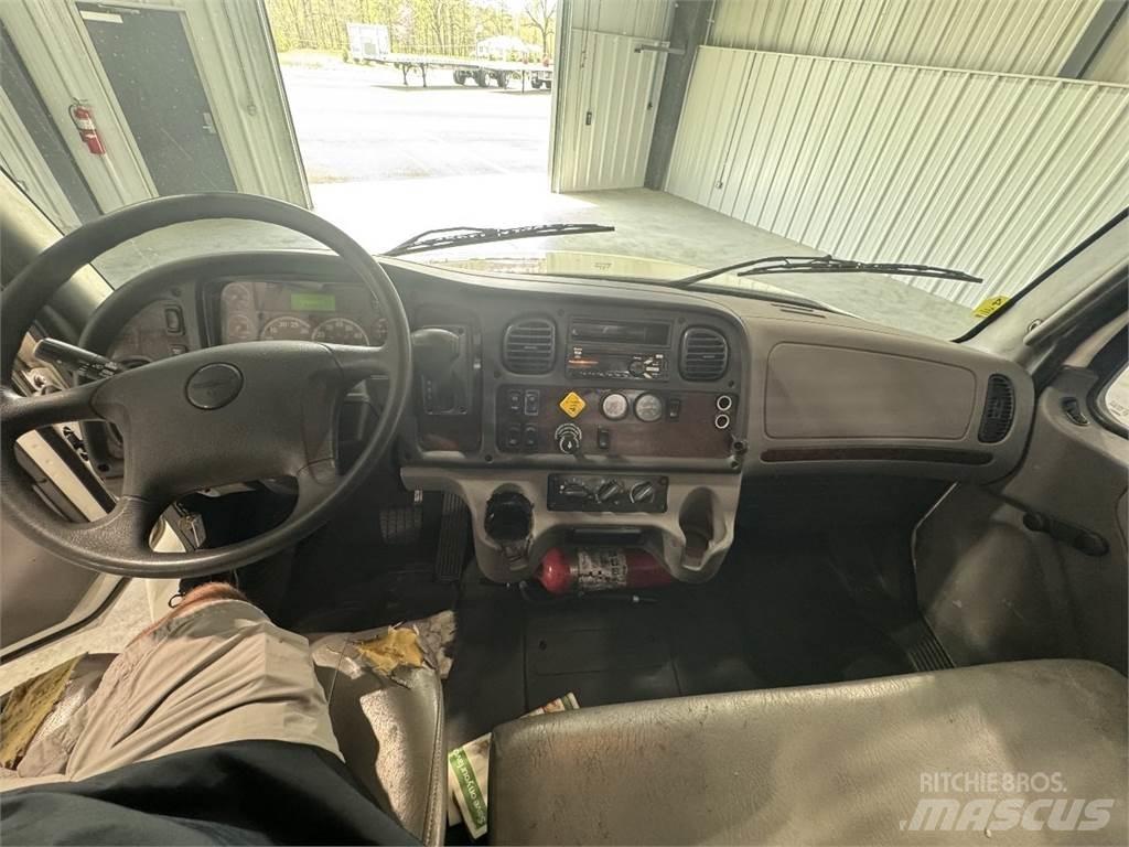Freightliner M2 106 Flatbed/Dropside trucks