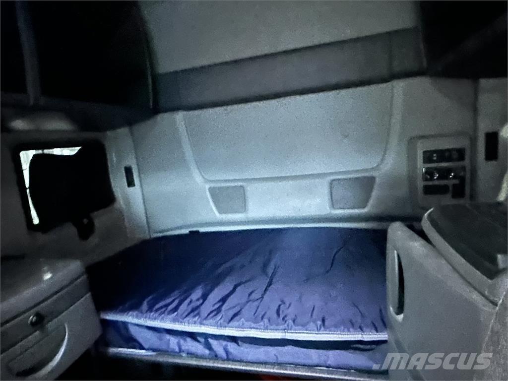 International LT625 Truck Tractor Units