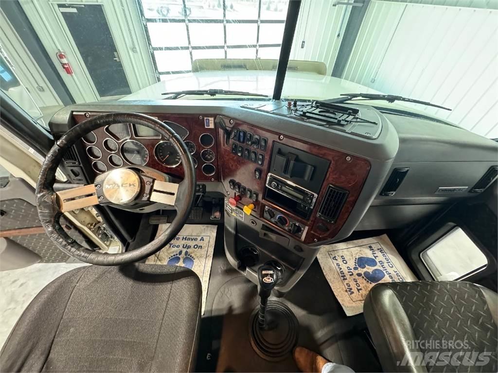 Mack CHU613 Truck Tractor Units