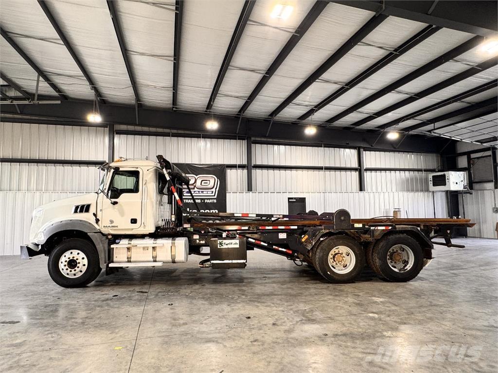 Mack GU813 Containerframe/Skiploader trucks