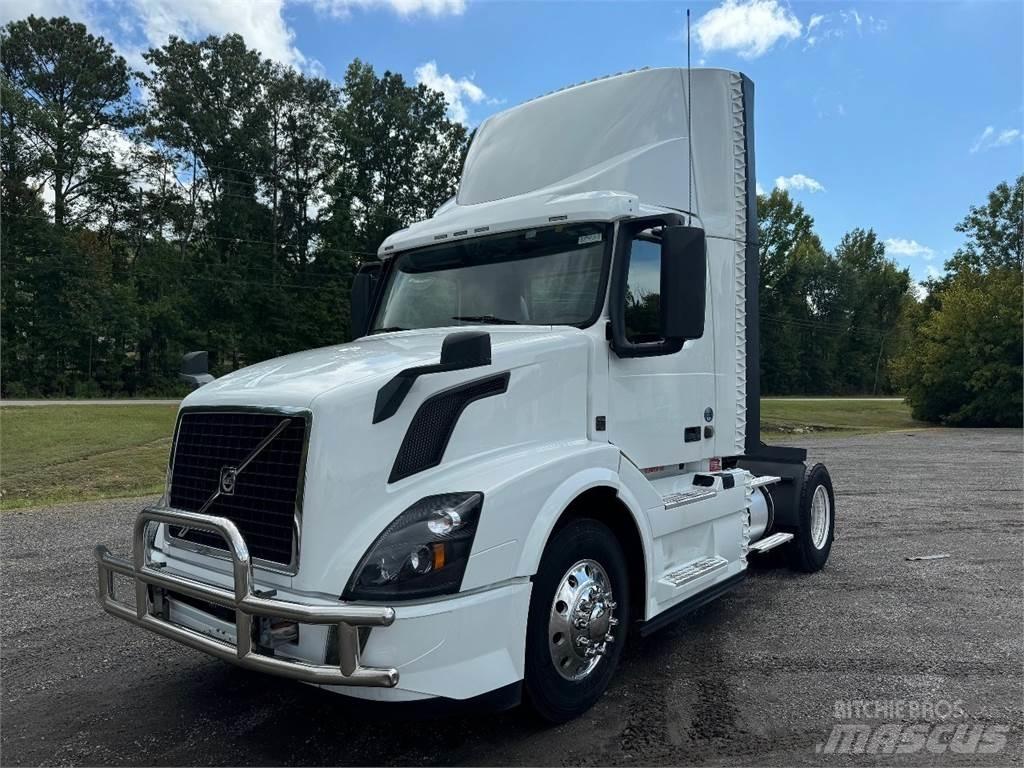 Volvo VNL42T300 Truck Tractor Units