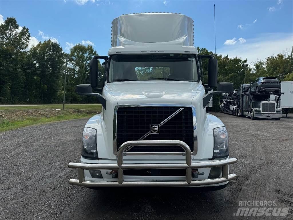 Volvo VNL42T300 Truck Tractor Units