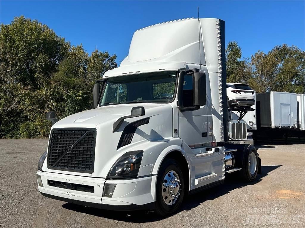 Volvo VNL42T300 Truck Tractor Units
