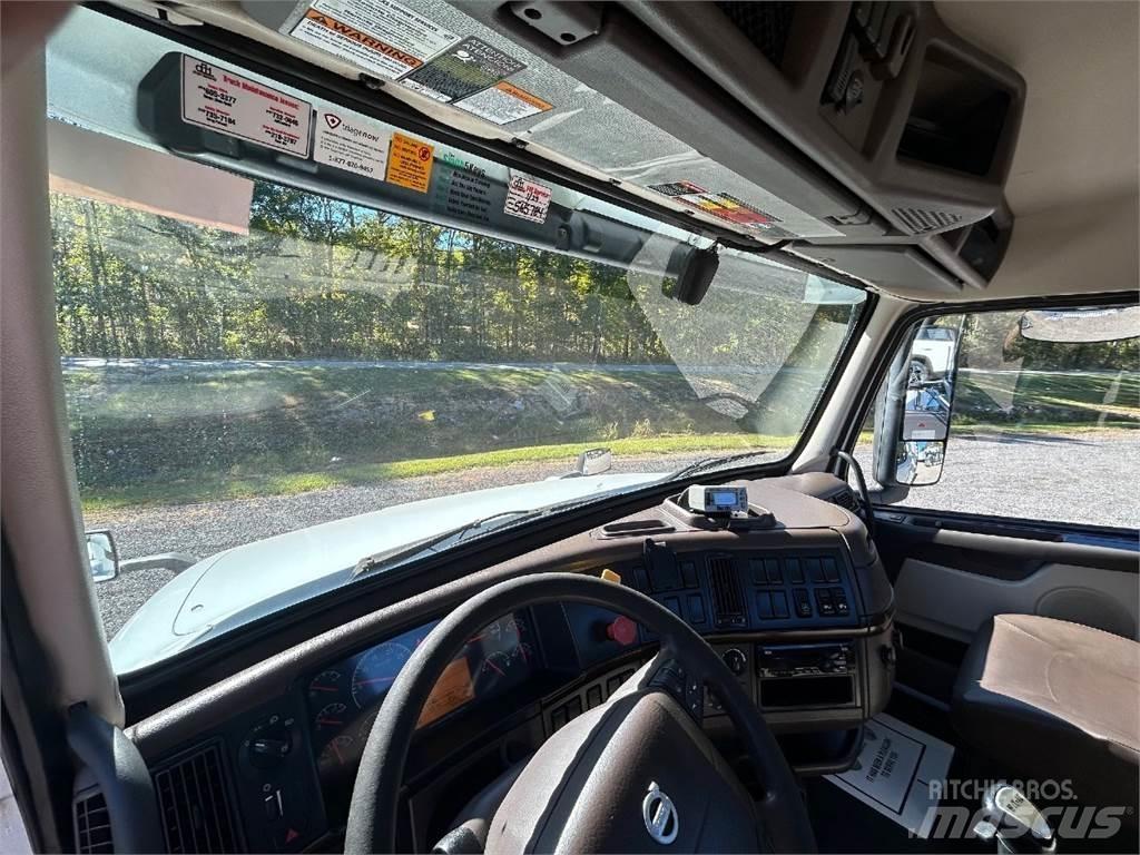 Volvo VNL42T300 Truck Tractor Units