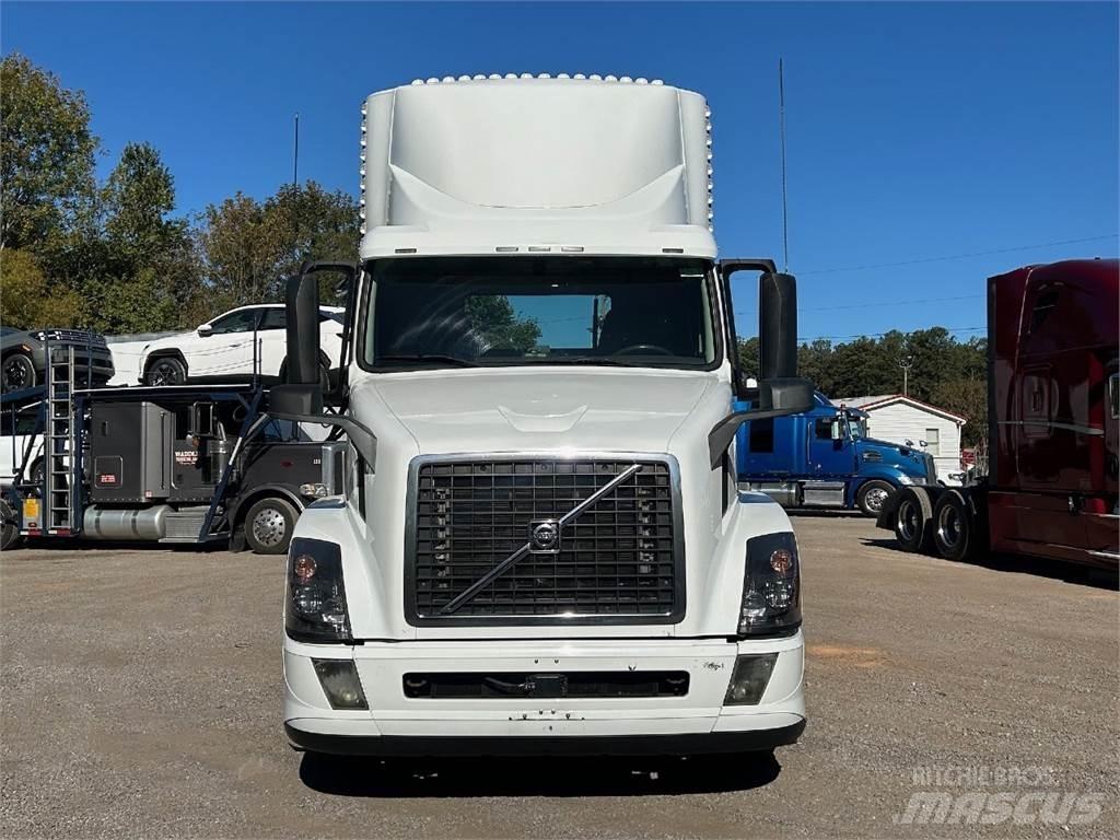 Volvo VNL42T300 Truck Tractor Units