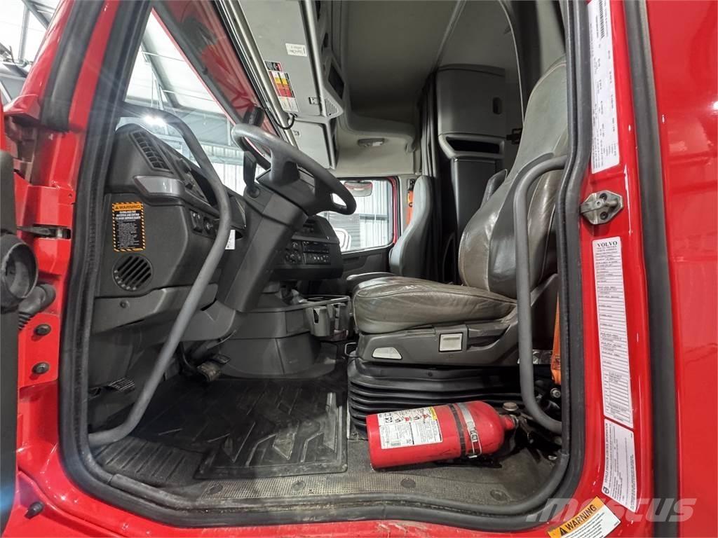 Volvo VNL64T740 Truck Tractor Units