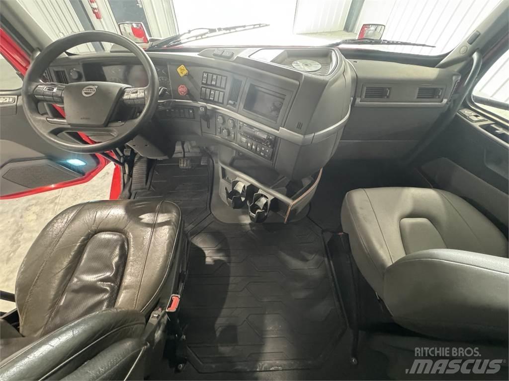 Volvo VNL64T740 Truck Tractor Units