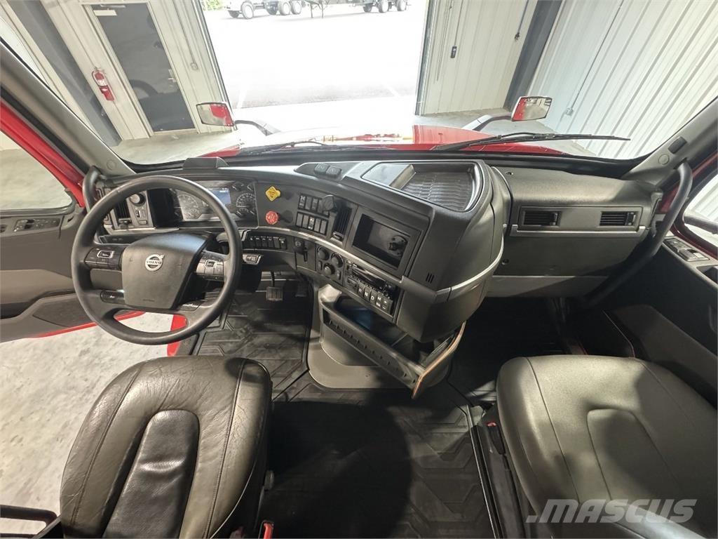 Volvo VNL64T740 Truck Tractor Units