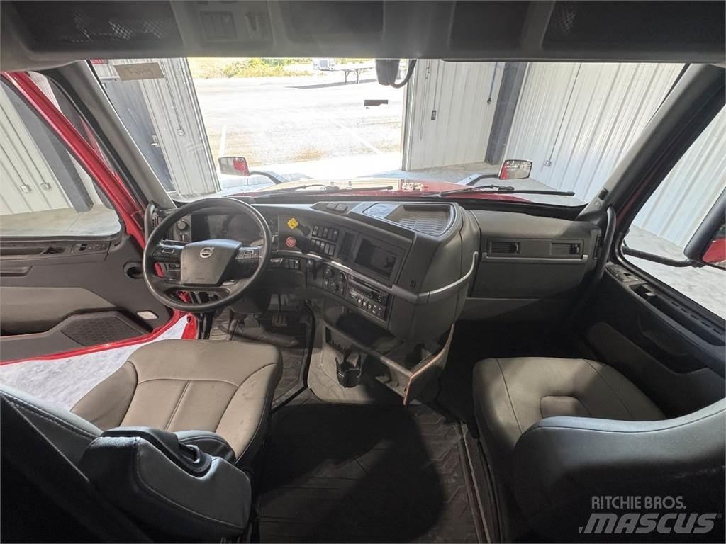 Volvo VNL64T740 Truck Tractor Units
