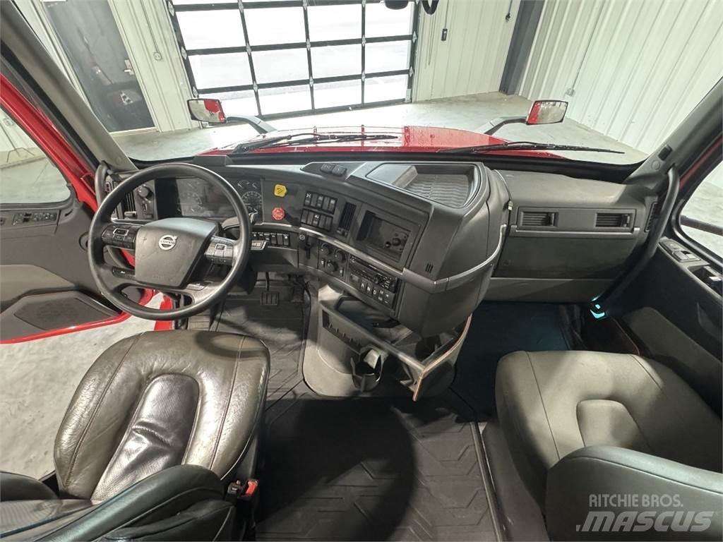 Volvo VNL64T740 Truck Tractor Units